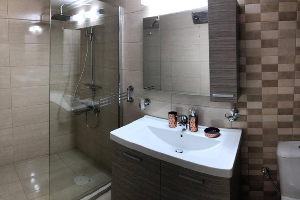 Loutraki Vibes Apartments מראה חיצוני תמונה